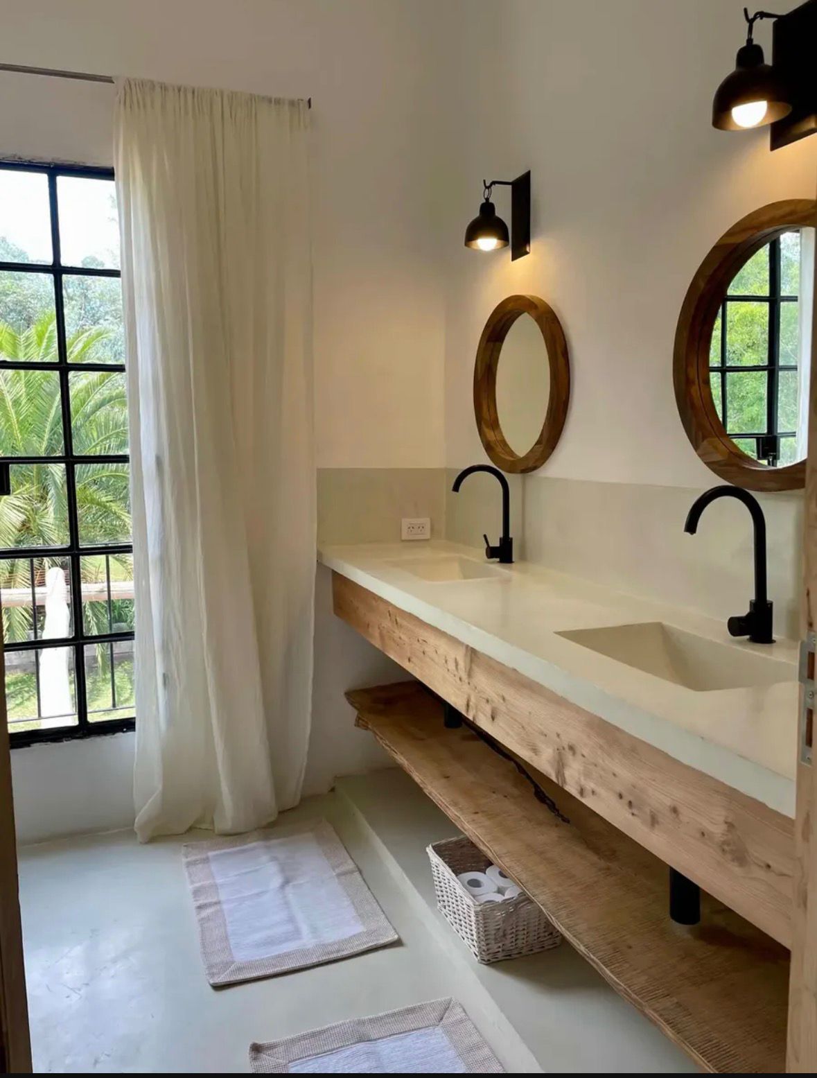 Baño con doble bacha y espejos circulares