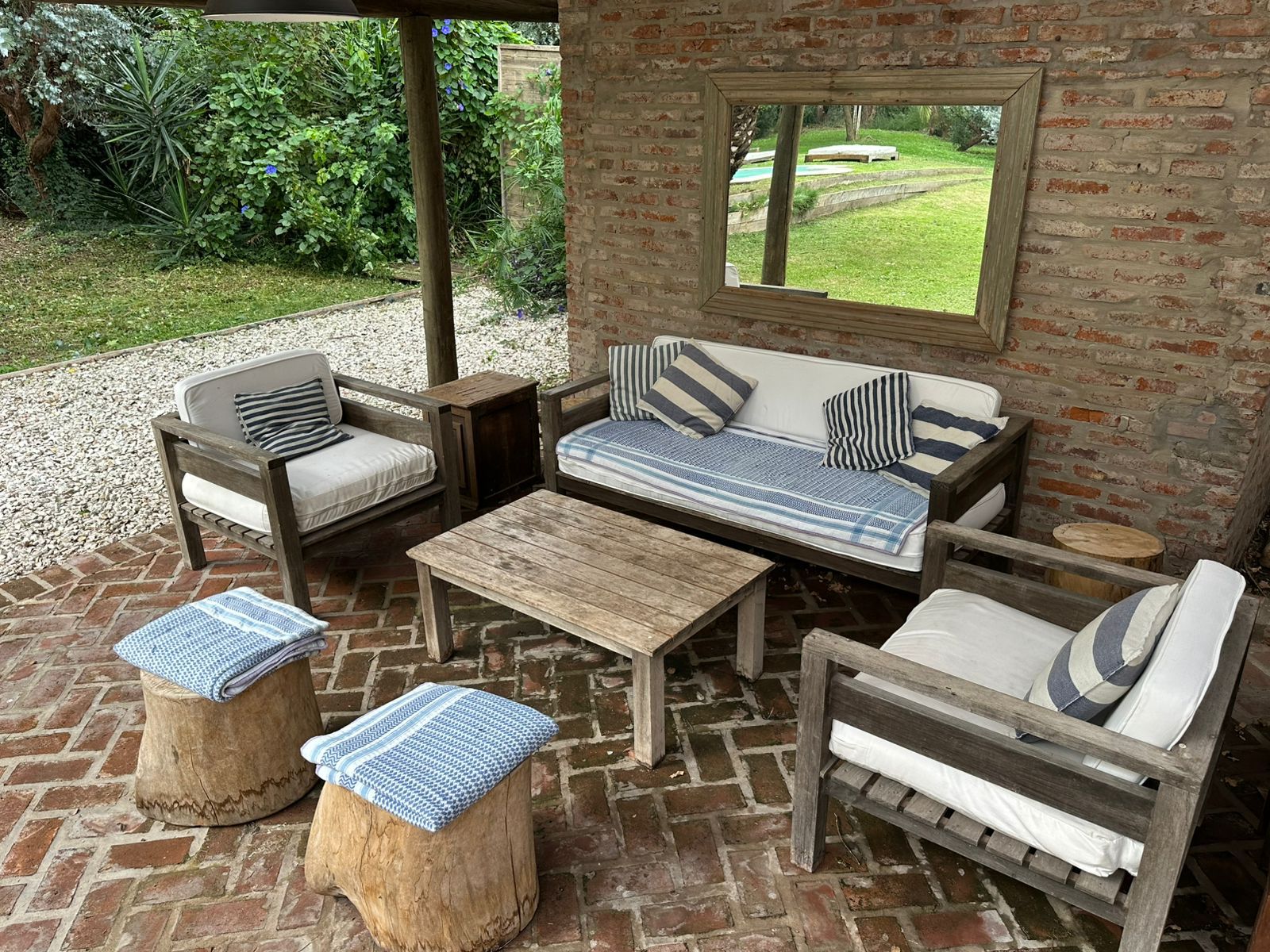 Galería con sillones marinos y ventana al jardín