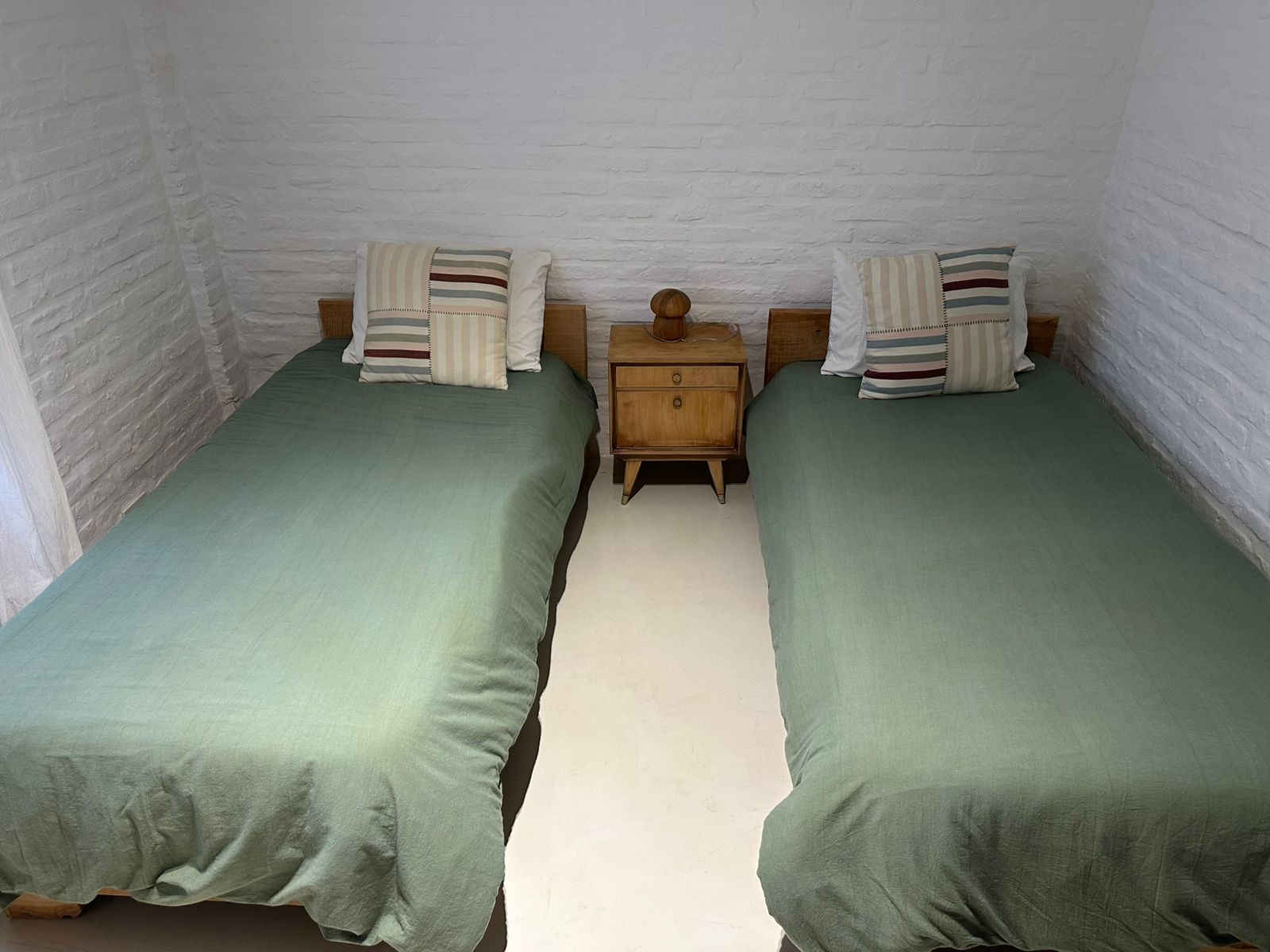 Habitación doble con camas verde salvia