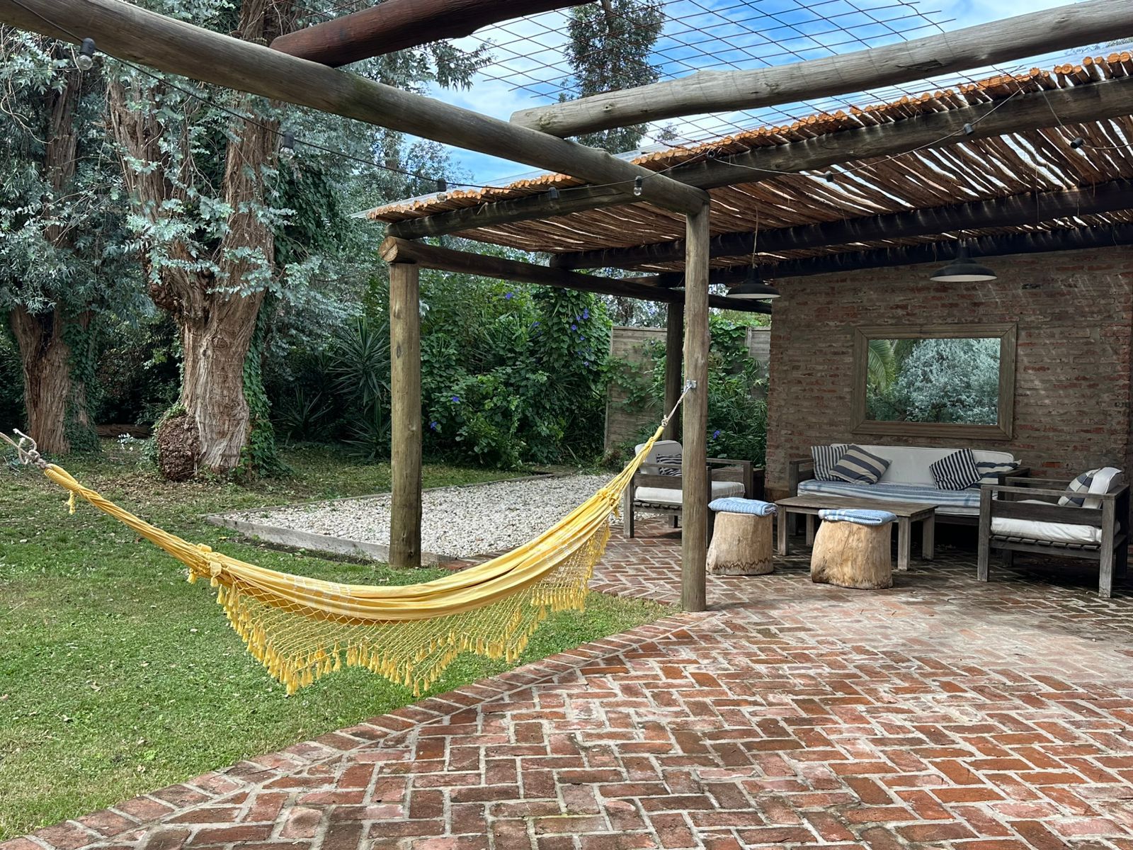Pérgola exterior con hamaca paraguaya
