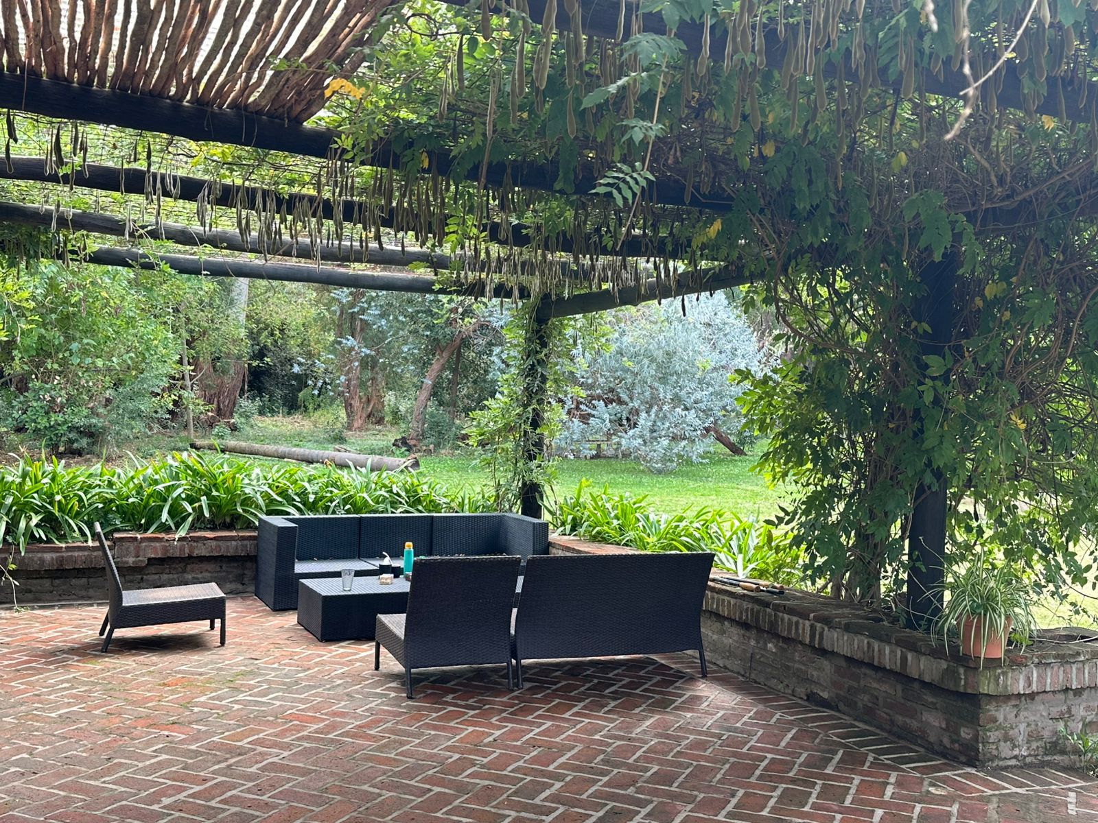 Pérgola con sillones y vista al jardín