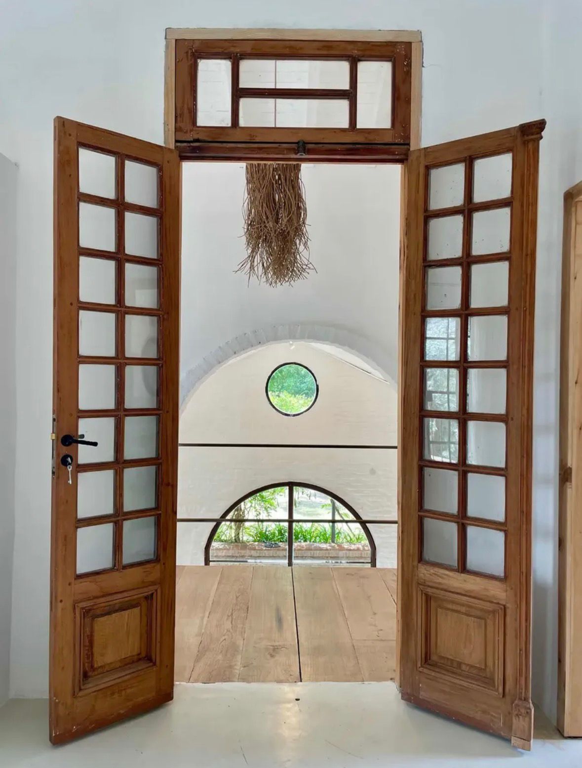 Puertas de madera abiertas hacia arco interior