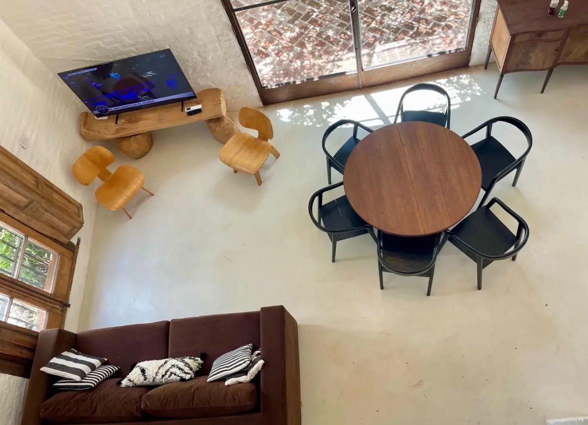 Vista aérea de sala y comedor con sofá